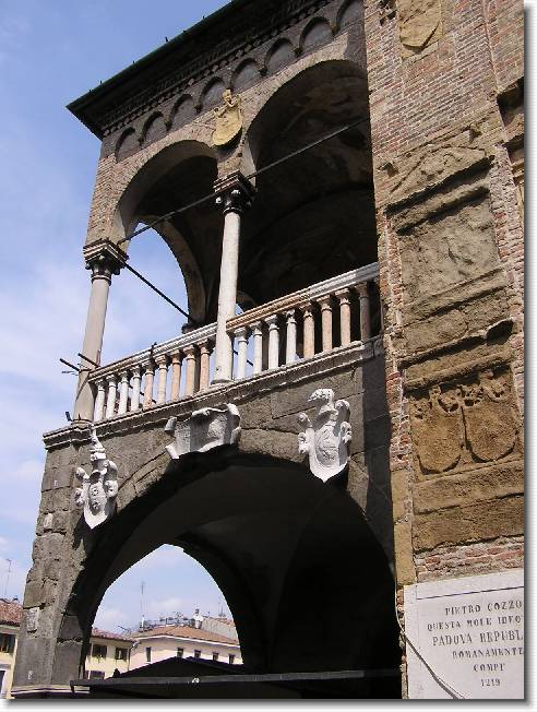 Clicca per scorrere le foto originali ingrandite