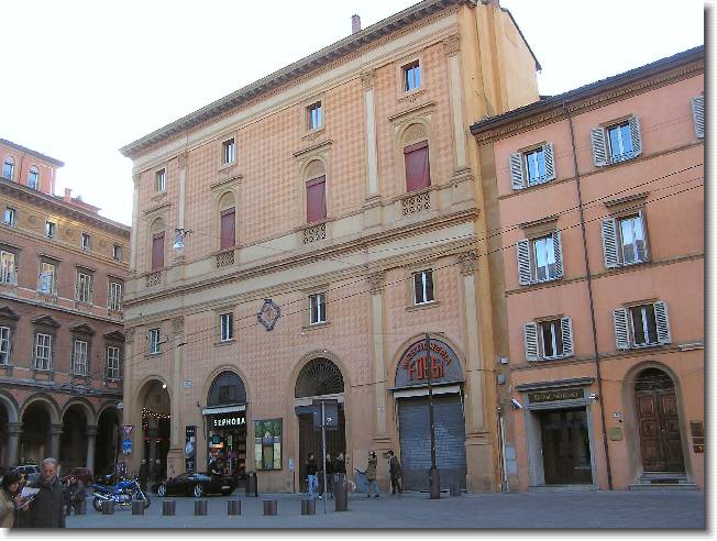 Clicca per scorrere le foto originali ingrandite