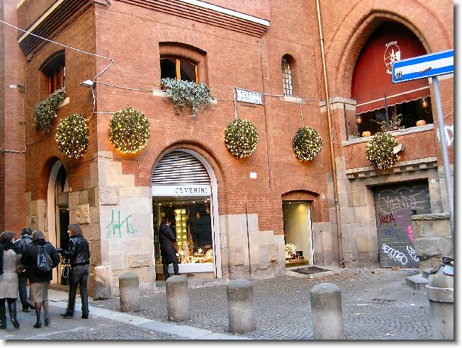 Clicca per scorrere le foto originali ingrandite