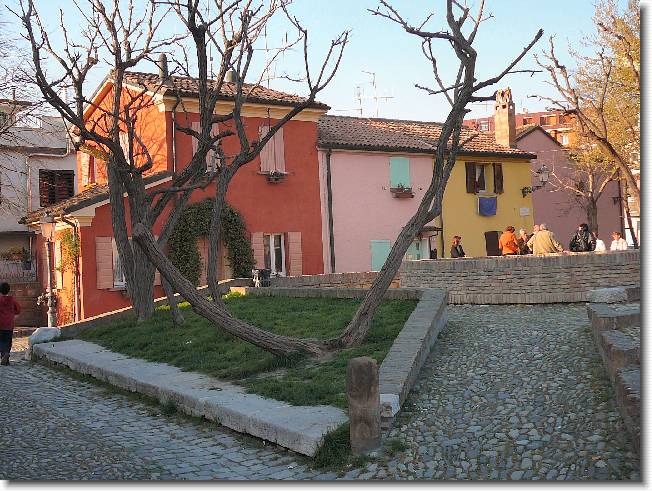 Clicca per scorrere le foto originali ingrandite