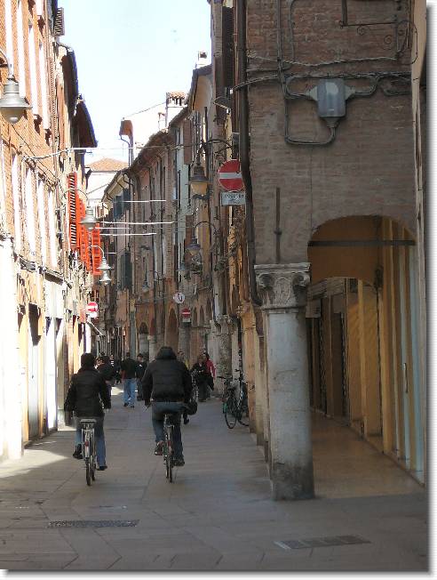 Clicca per scorrere le foto originali ingrandite