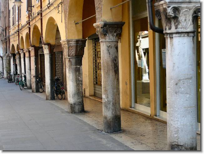 Clicca per scorrere le foto originali ingrandite