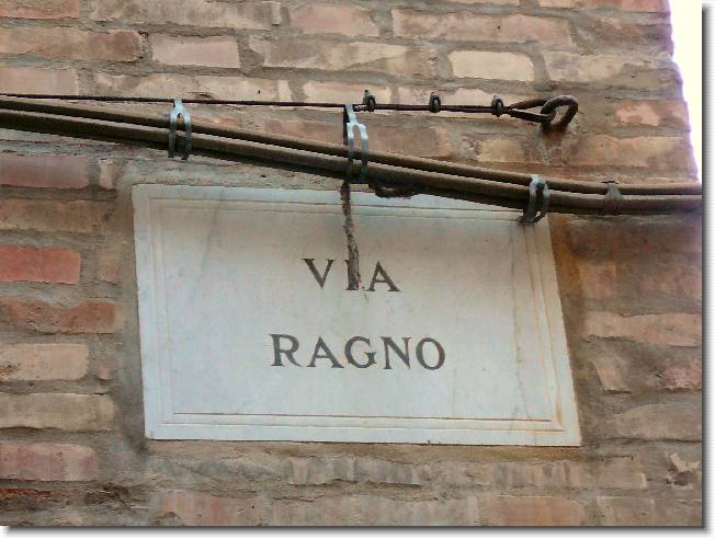 Clicca per scorrere le foto originali ingrandite