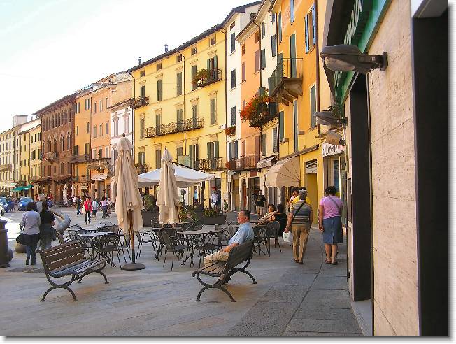 Clicca per scorrere le foto originali ingrandite