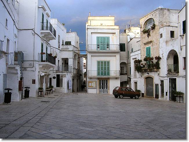 Clicca per scorrere le foto originali ingrandite