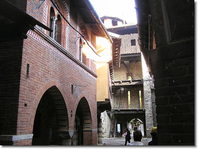 Clicca per scorrere le foto originali ingrandite