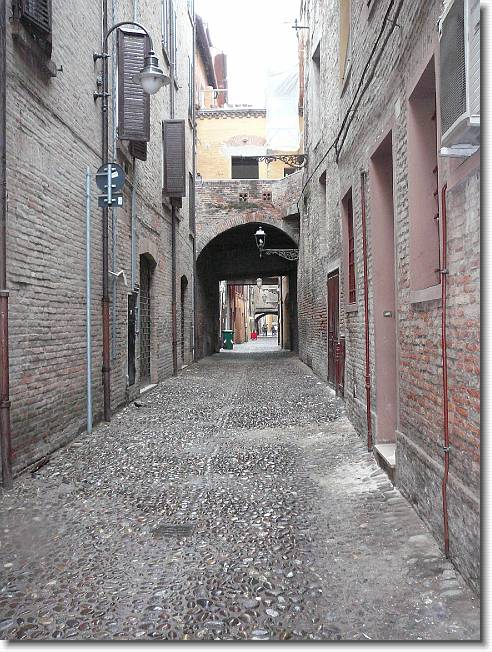Clicca per scorrere le foto originali ingrandite