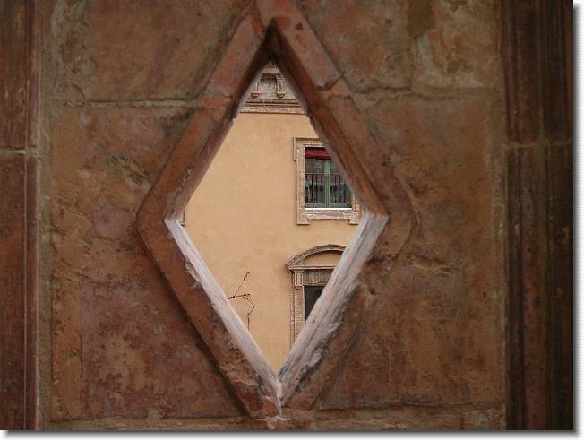Clicca per scorrere le foto originali ingrandite