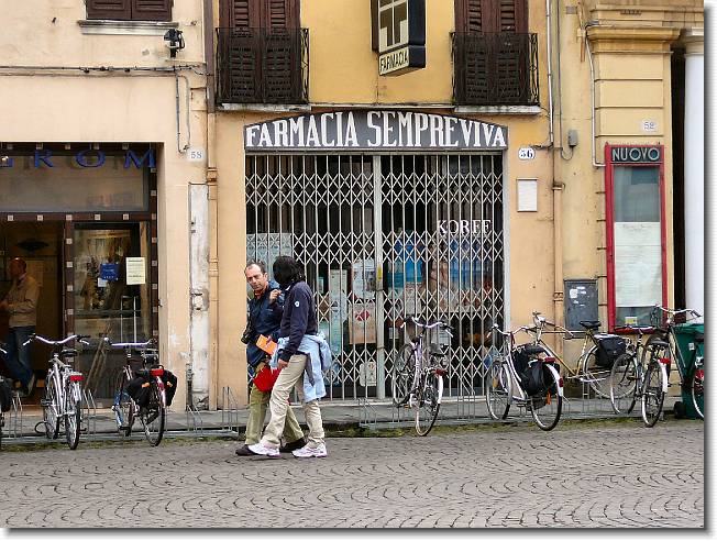 Clicca per scorrere le foto originali ingrandite