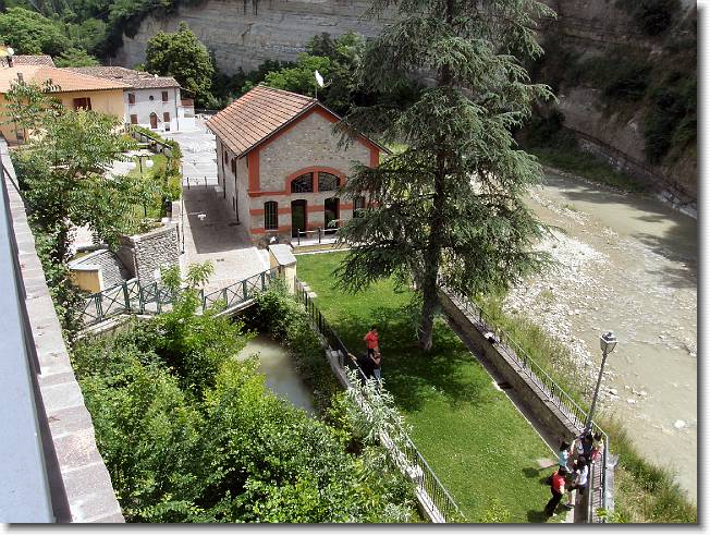 Clicca per scorrere le foto originali ingrandite