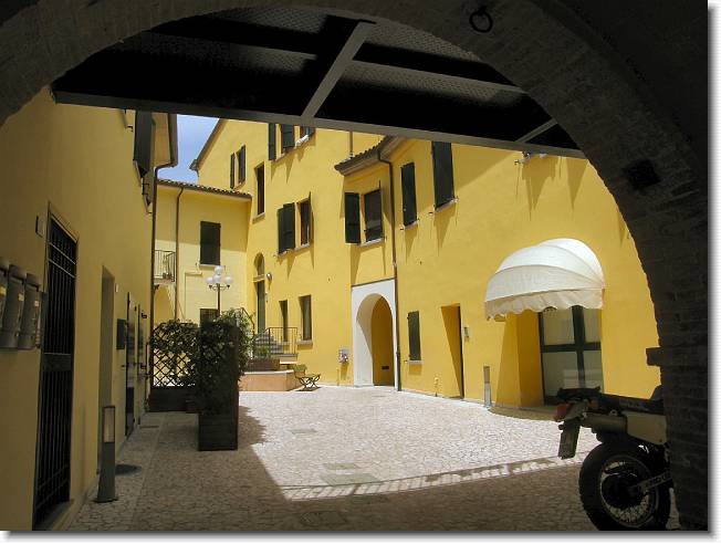 Clicca per scorrere le foto originali ingrandite