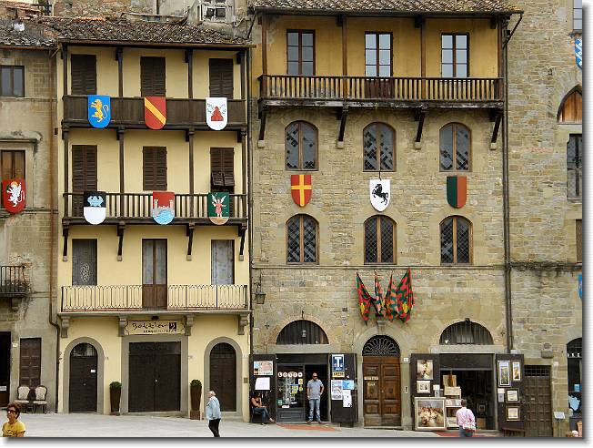 Clicca per scorrere le foto originali ingrandite