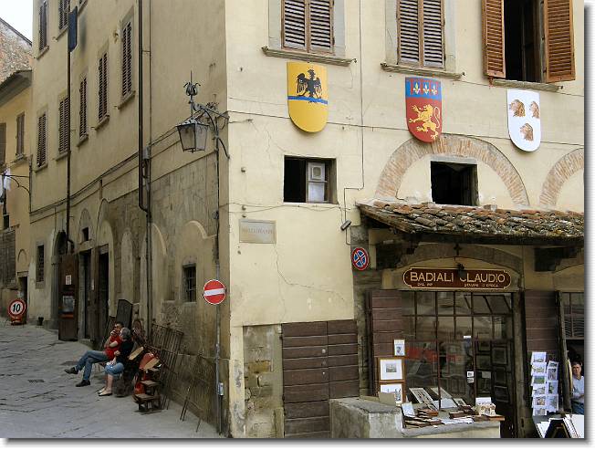 Clicca per scorrere le foto originali ingrandite