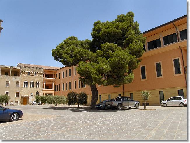 Clicca per scorrere le foto originali ingrandite