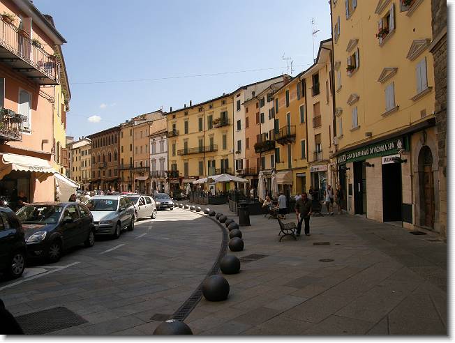 Clicca per scorrere le foto originali ingrandite