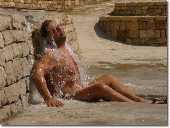 Clicca per scorrere le foto originali ingrandite