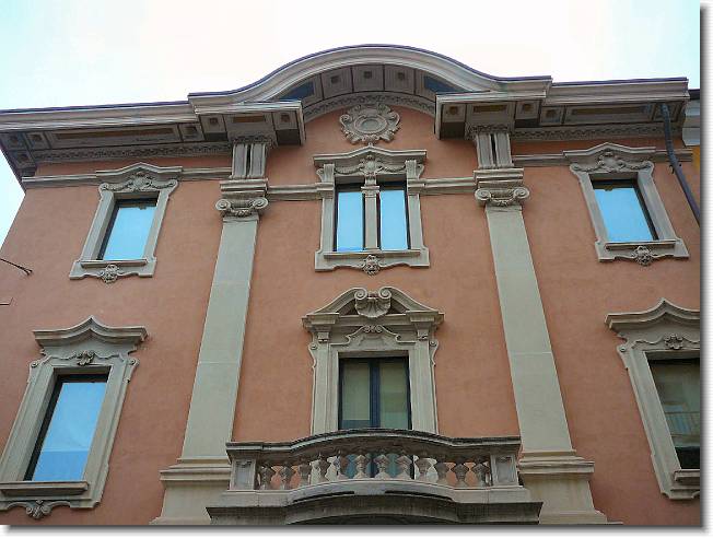 Clicca per scorrere le foto originali ingrandite