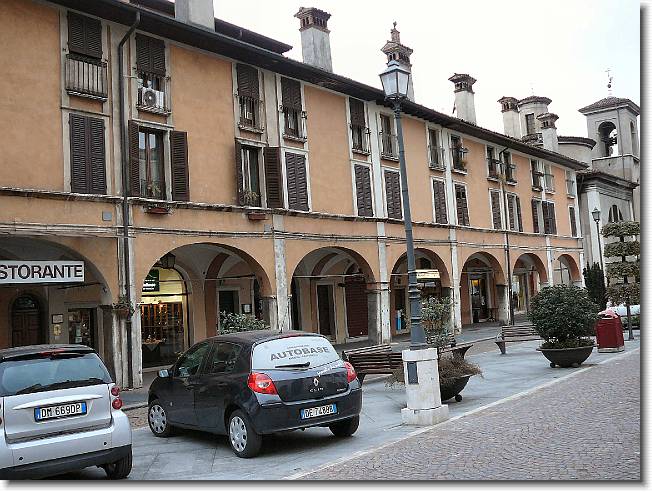 Clicca per scorrere le foto originali ingrandite