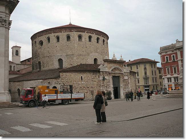 Clicca per scorrere le foto originali ingrandite