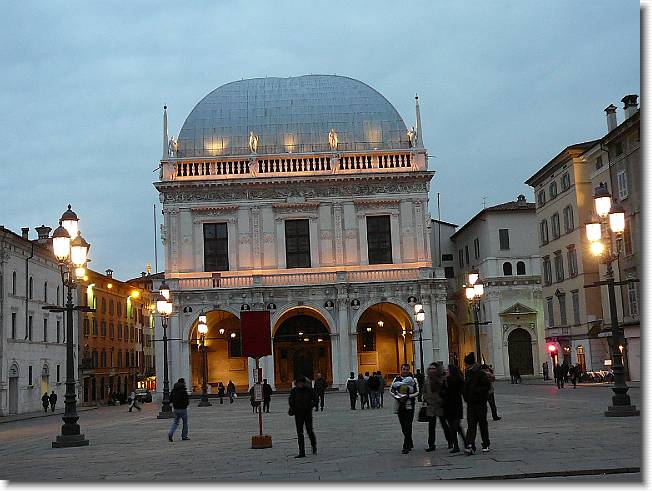 Clicca per scorrere le foto originali ingrandite