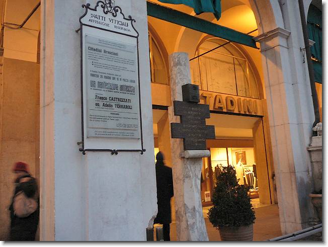 Clicca per scorrere le foto originali ingrandite