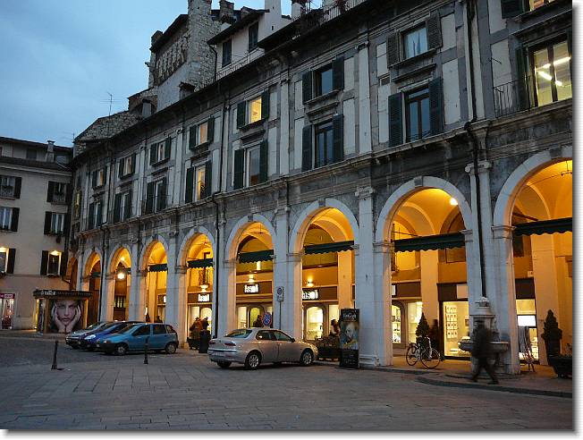 Clicca per scorrere le foto originali ingrandite
