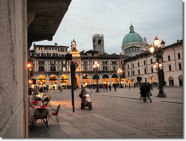 Clicca per scorrere le foto originali ingrandite