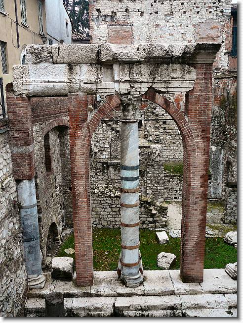 Clicca per scorrere le foto originali ingrandite