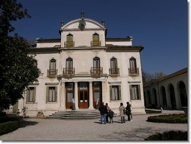 Clicca per scorrere le foto originali ingrandite