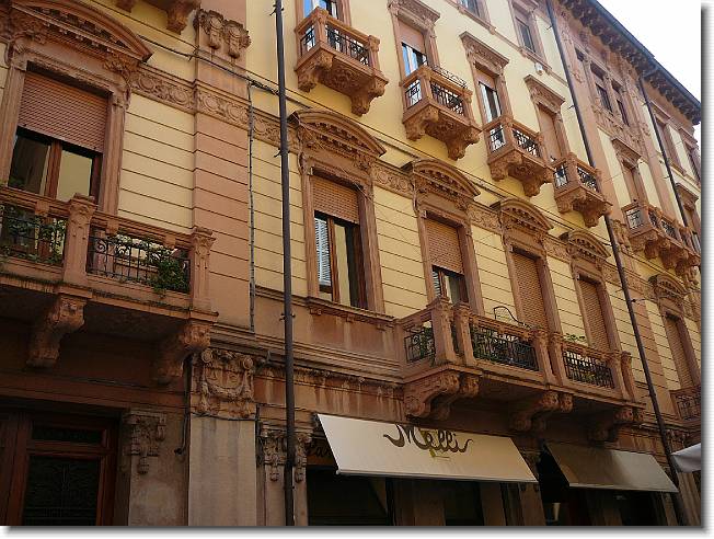 Clicca per scorrere le foto originali ingrandite