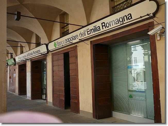 Clicca per scorrere le foto originali ingrandite