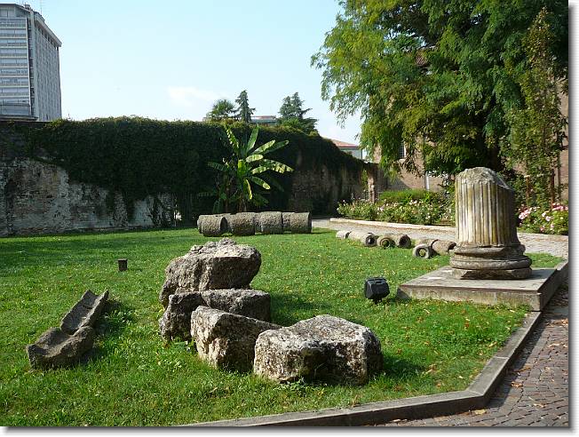Clicca per scorrere le foto originali ingrandite