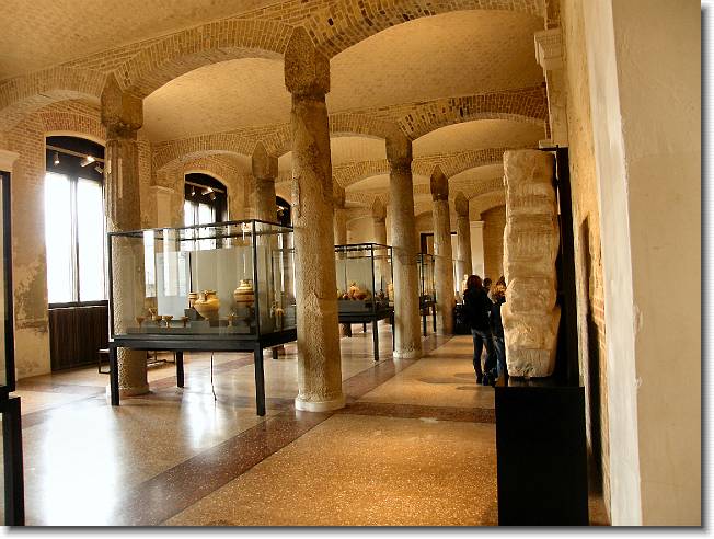 Clicca per scorrere le foto originali ingrandite