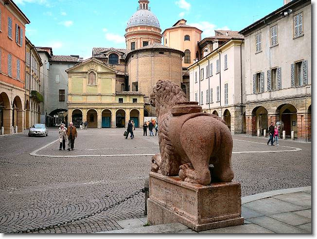 Clicca per scorrere le foto originali ingrandite