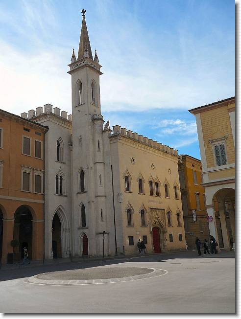 Clicca per scorrere le foto originali ingrandite