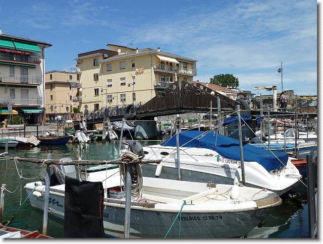 Clicca per scorrere le foto originali ingrandite