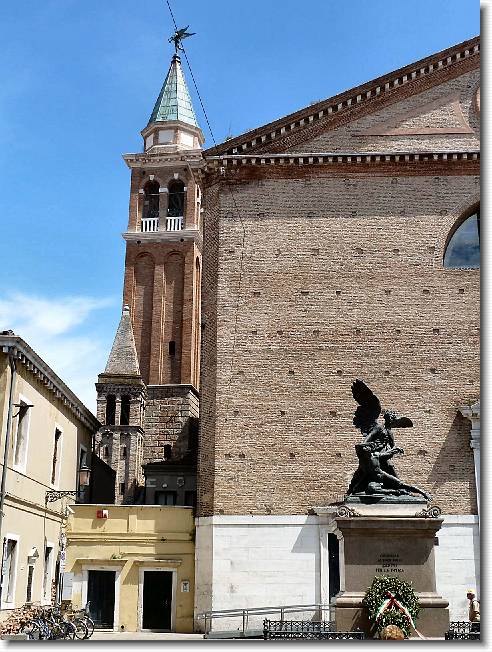 Clicca per scorrere le foto originali ingrandite