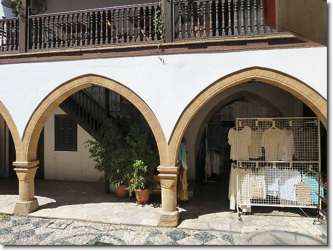 Clicca per scorrere le foto originali ingrandite
