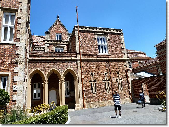 Clicca per scorrere le foto originali ingrandite