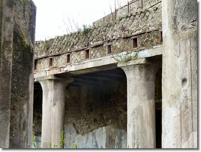 Clicca per scorrere le foto originali ingrandite