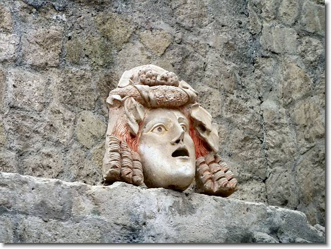 Clicca per scorrere le foto originali ingrandite