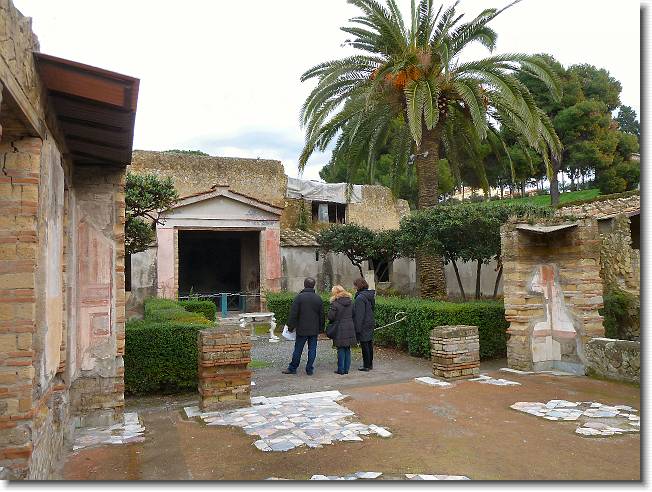 Clicca per scorrere le foto originali ingrandite