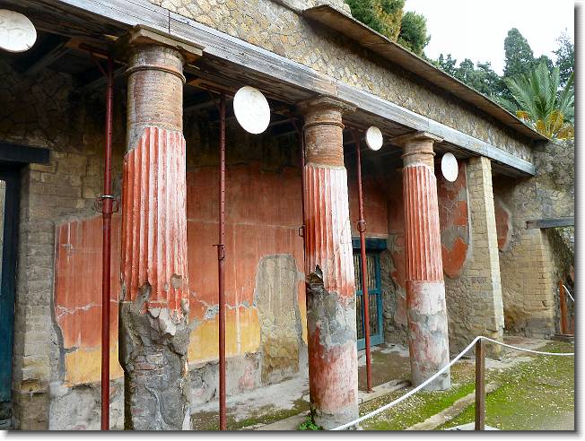 Clicca per scorrere le foto originali ingrandite