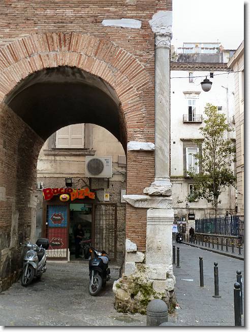 Clicca per scorrere le foto originali ingrandite