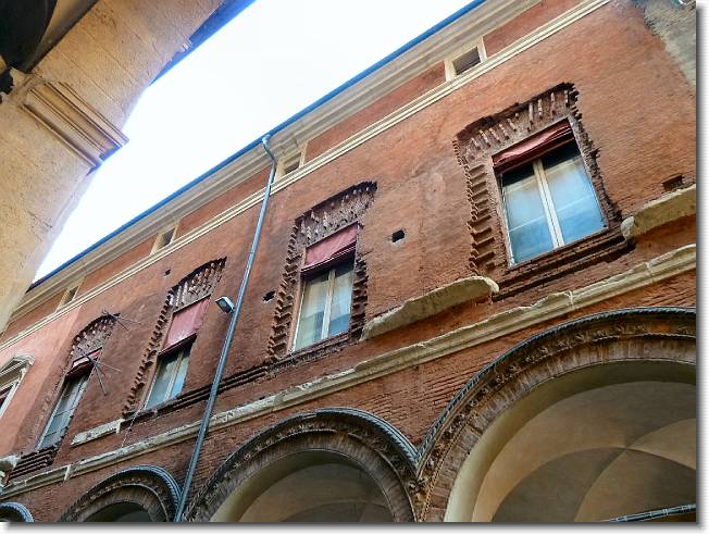Clicca per scorrere le foto originali ingrandite