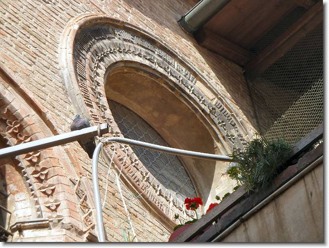Clicca per scorrere le foto originali ingrandite