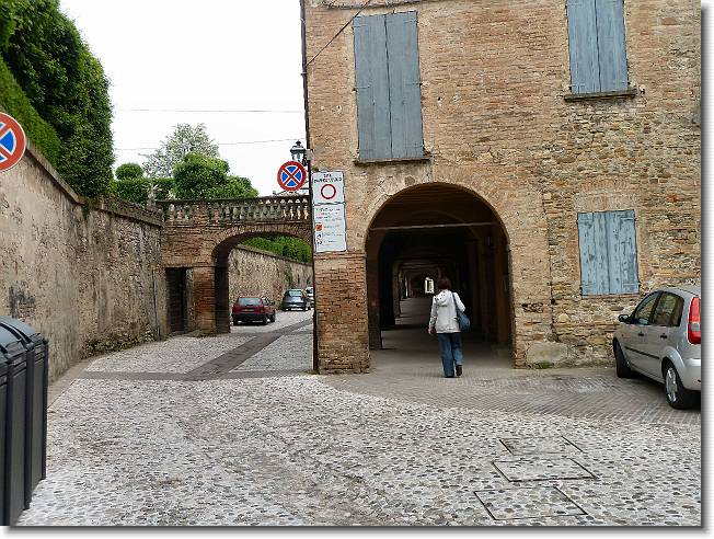 Clicca per scorrere le foto originali ingrandite