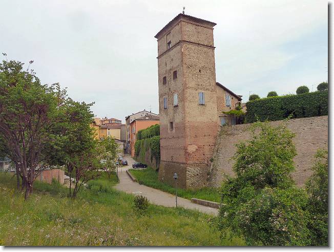 Clicca per scorrere le foto originali ingrandite