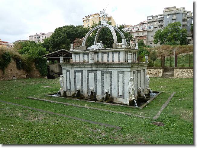 Clicca per scorrere le foto originali ingrandite