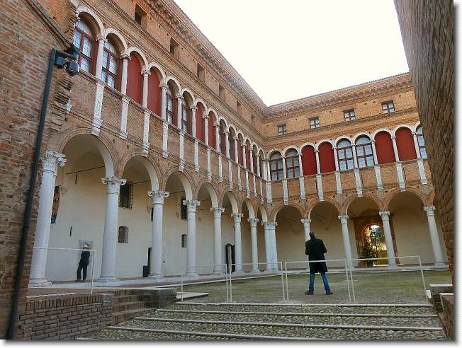 Clicca per scorrere le foto originali ingrandite